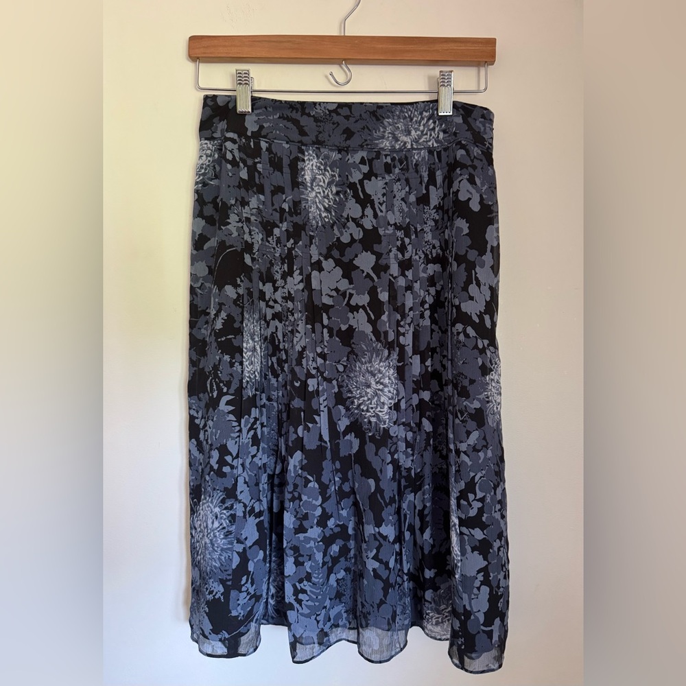 Beautiful Ann Taylor Women’s Silk Skirt, Size 2